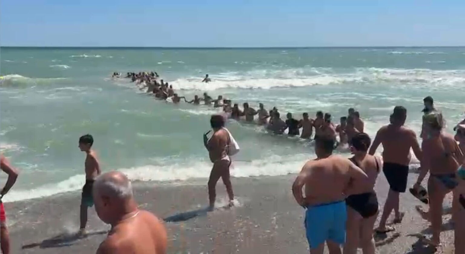 Menschliche Kette in Jupiter, um einige Touristen zu retten, die von Strömen aufgenommen wurden