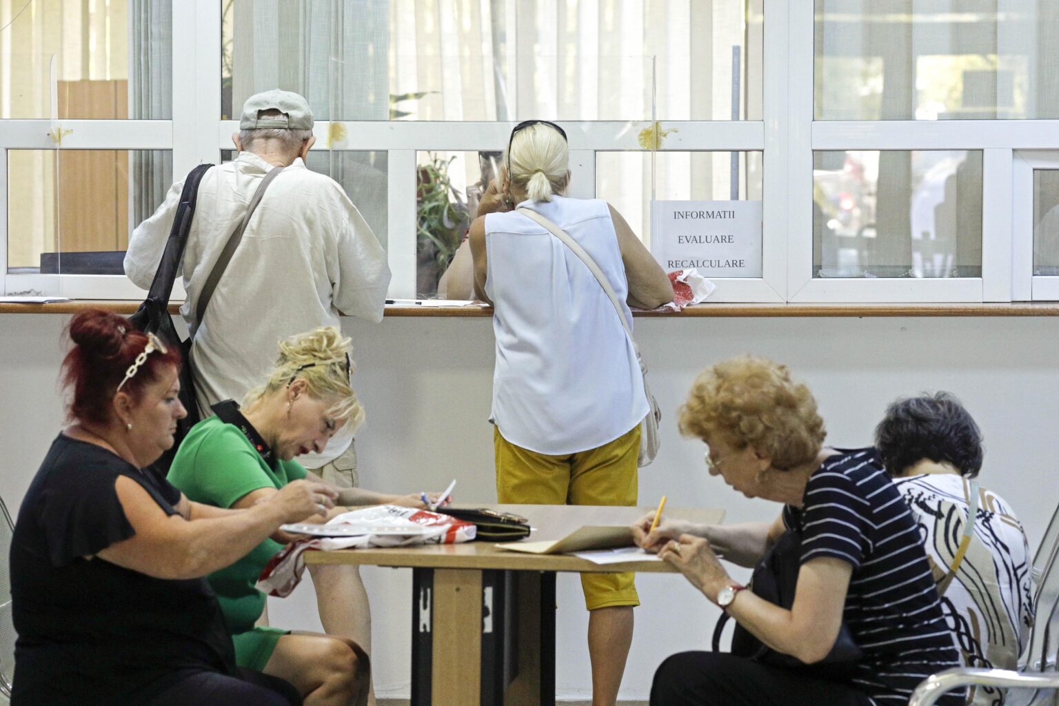 Video -Rumänen können nach der Pensionierung nicht ihr gesamtes Geld auf einmal abheben. Wie die Behörden wichtige Änderungen an Pillar II von Renten motivieren: Wir glauben, dass die monatliche Zahlung die vorteilhafteste / wie die Behörden der Anschuldigungen reagieren, dass private Rentenadministratoren vorteilhaft sind.