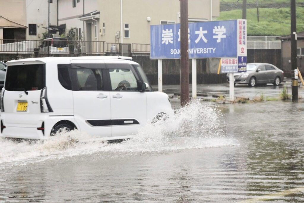Japan bewegt sich, um Millionen zu evakuieren, während heftiger Regen Überschwemmungen und Erdrutsche auslöst