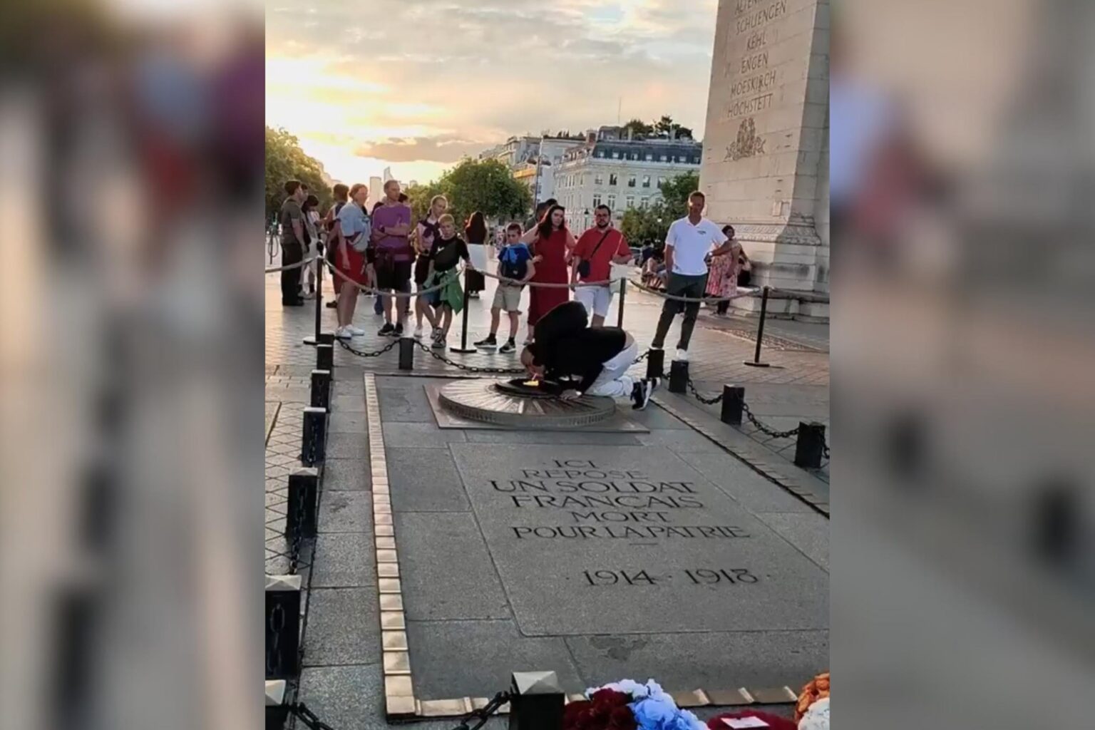 Marokkanischer Mann, der beschuldigt wurde, die ewige Flamme von Paris zur Lichtzigarette zu verwenden