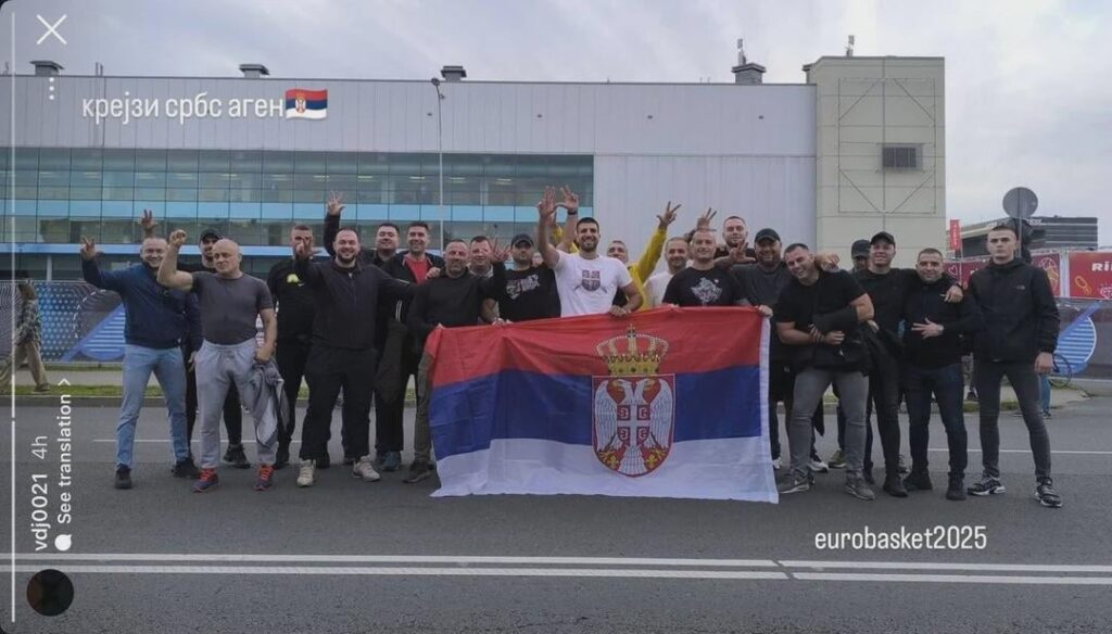 In Lettland gibt es Schläger, die von der serbischen Regierung bezahlt wurden, um die serbischen Fans bei Eurobasket Games einzuschüchtern, damit sie nichts gegen die serbische Regierung und ihren Präsidenten singen. Sie werden von Vukašin đoković geleitet, dem Typ im weißen Hemd. In Lettland gibt es Schläger, die von der serbischen Regierung bezahlt wurden, um die serbischen Fans bei Eurobasket Games einzuschüchtern, damit sie nichts gegen die serbische Regierung und ihren Präsidenten singen. Sie werden von Vukašin đoković geleitet, dem Typ im weißen Hemd.