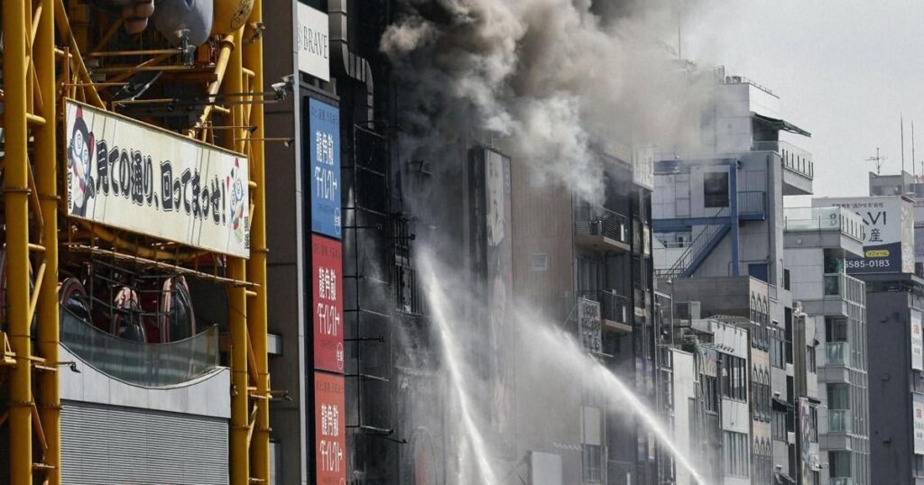 Feuer bricht im Gebäude im beliebten Dotombori -Distrikt von Osaka neben dem berühmten Donki aus