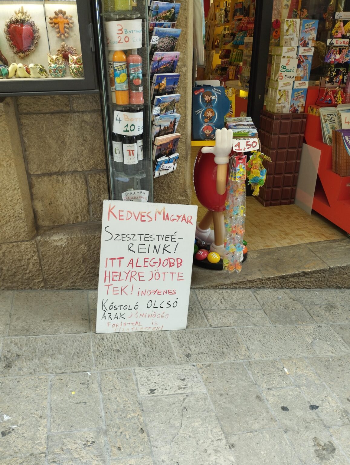 Auf den Straßen von San Marino, einem Getränkeladen mit einem süßen Einheimischen, der freiwillig Ungarisch lernt.