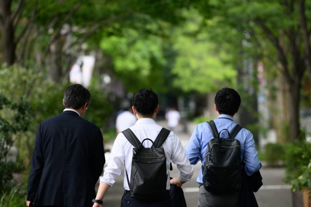 Japans öffentliche Arbeitnehmer werden in 34 Jahren die größte Gehaltserhöhung erhalten