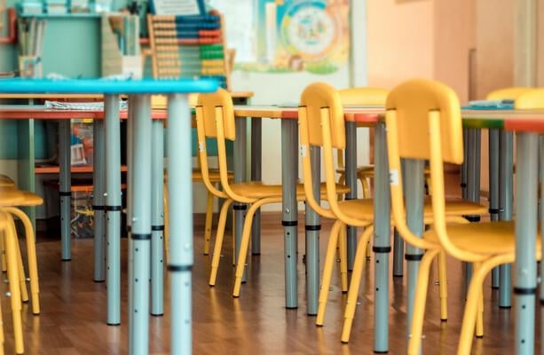 Die Schule wurde bestellt, um den Lehrer nach dem Vorstellungsgespräch nach dem Kommentar „zu Hause mit dem Baby“ zu zahlen, 85.000 €