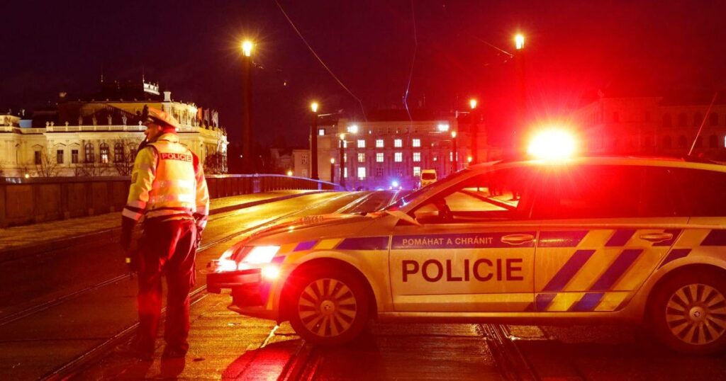 Aus dem Anteil des Selbstmordes der Mutter des Schießens an der Fakultät ist ein verdächtiger ehemaliger Polizist, der Preis beträgt bis zu 12 Jahre – Irozhlas Aus dem Anteil des Selbstmordes der Mutter des Schießens an der Fakultät ist ein verdächtiger ehemaliger Polizist, der Preis beträgt bis zu 12 Jahre - Irozhlas