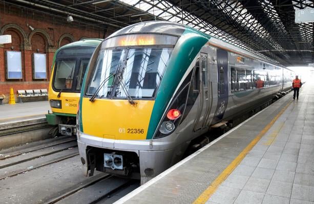 Die Irish Rail klammert sich laut, Musik laut zu hören (Sie könnten eine Geldstrafe von 100 € bekommen)