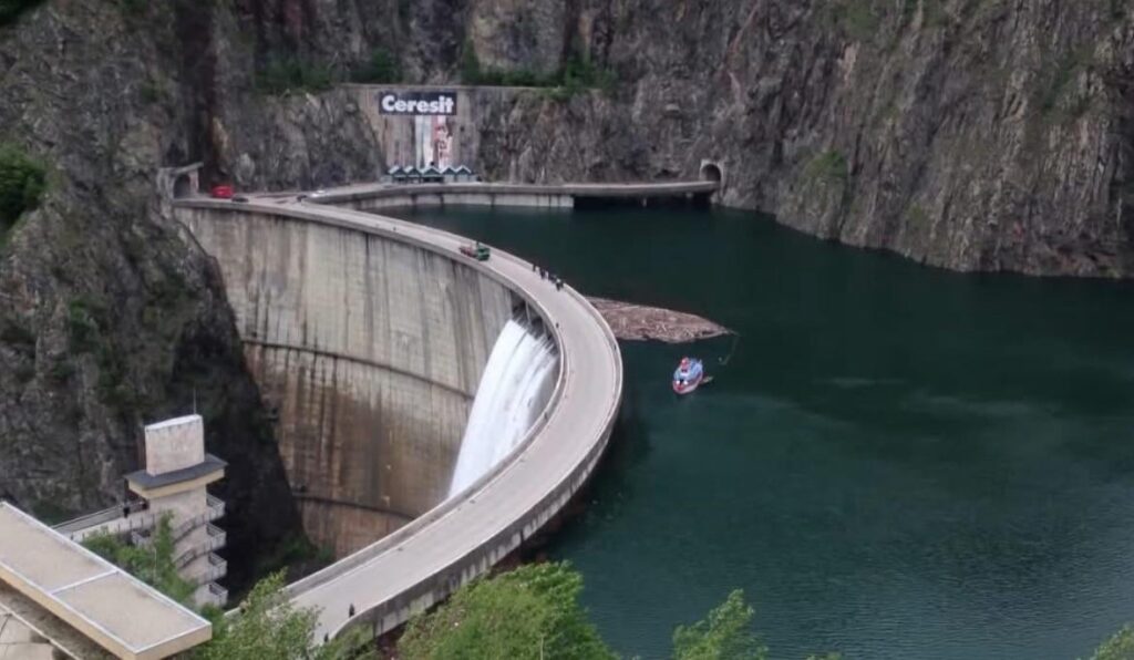 Die Betrüger stahlen die Idee von Georgel Gurulel und machten die erste Wasserleitung. Dies ist der wahre Grund, warum Vidraru geleert wird. Das monoatomische Gold wird dort finden.