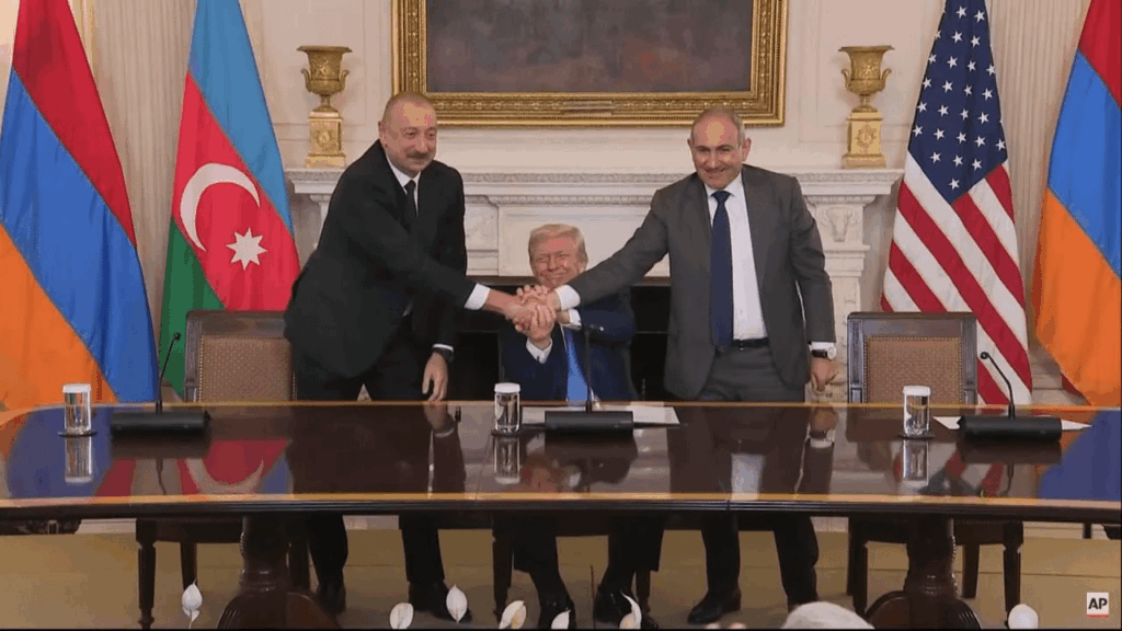 Geschichte Moment. Armenien und Aserbaidschan. Er unterzeichnete ein Friedensabkommen unter der Aufsicht von Trump.
