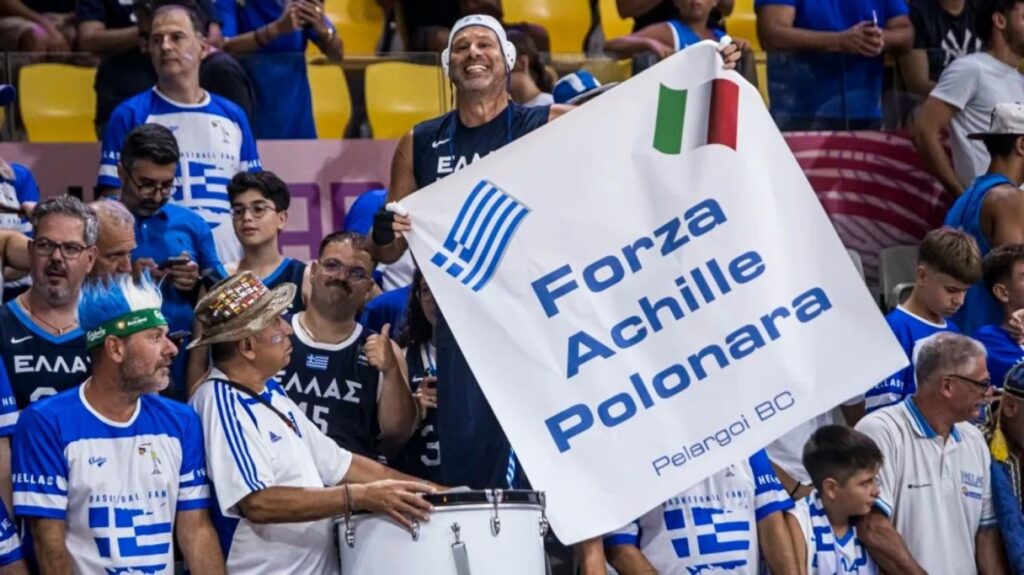Griechische Fans im Eurobasket-Match zwischen Italien-Greece und der Unterstützung des italienischen Spielers Achille Polonara, der gegen Leukämie kämpft.