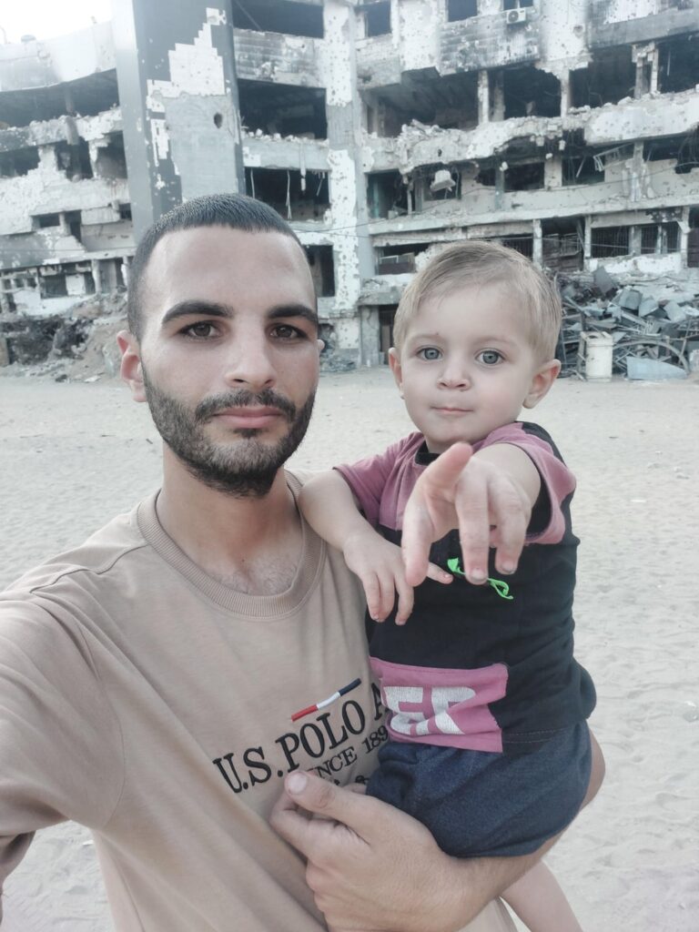 Ich bin im Gaza. Dies bin ich und mein Neffe Khaled vor dem zerstörten Al-Shifa-Medizinkomplex. Ich bin im Gaza. Dies bin ich und mein Neffe Khaled vor dem zerstörten Al-Shifa-Medizinkomplex.