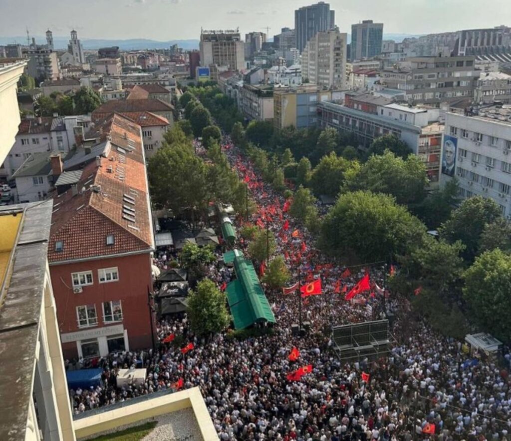 Ein Protest in Prishtina zur Unterstützung des ehemaligen Kosovo -Präsidenten Hashim Thaci und anderer ehemaliger KLA -Mitglieder, die in Den Haag wegen Kriegsverbrechen vor Gericht stehen