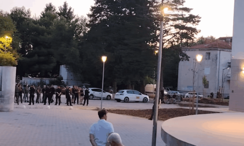 Festival in Kroatien unterbrochen von Kriegsveteranen, die 'Za Dom Spremni' sangen (gleichwertig wie Sieg Heil/Heil Hitler); Die Polizei hat nichts getan! "Dies ist nicht nur ein Vorfall, sondern ein Teil einer breiteren rechten Revolution, und es ist klar, wer sie ausführt." [machine translation in the comments]”
