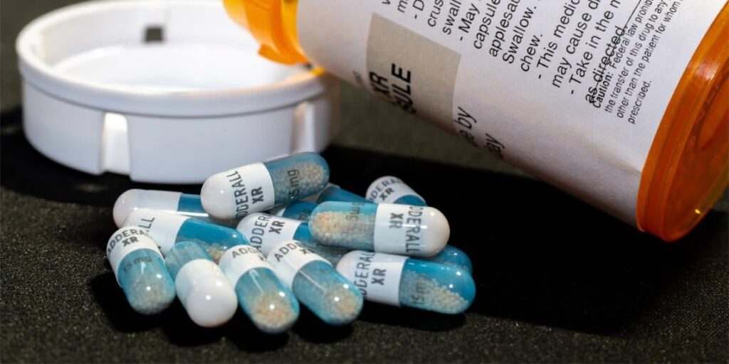 Erwachsene, bei denen ADHS diagnostiziert wurde, verringern nach Beginn der Behandlung für ADHS häufig ihren Einsatz von Antidepressiva. Die ordnungsgemäße Identifizierung und Behandlung von ADHS kann die Notwendigkeit anderer psychiatrischer Medikamente verringern - insbesondere bei Erwachsenen, die zuvor wegen Symptomen wie Depressionen oder Angstzuständen behandelt worden waren.