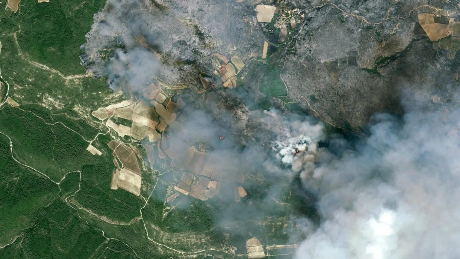 Satelliten beobachten, wie Frankreichs größtes Lauffeuer seit 75 Jahren ein Gebiet brennt, das größer als Paris ist Satelliten beobachten, wie Frankreichs größtes Lauffeuer seit 75 Jahren ein Gebiet brennt, das größer als Paris ist