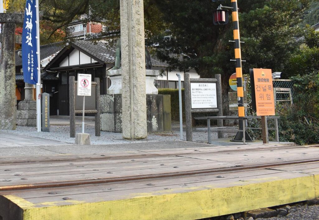 Eine taiwanesische Touristin, die ein Smartphone innehatte, wurde von einem Zug getroffen und getötet, als er auf einer Eisenbahnüberfahrt vor dem SUEYAMA -Schrein in der Stadt der Saga -Präfektur in der Stadt Arita stand. Eine taiwanesische Touristin, die ein Smartphone innehatte, wurde von einem Zug getroffen und getötet, als er auf einer Eisenbahnüberfahrt vor dem SUEYAMA -Schrein in der Stadt der Saga -Präfektur in der Stadt Arita stand.