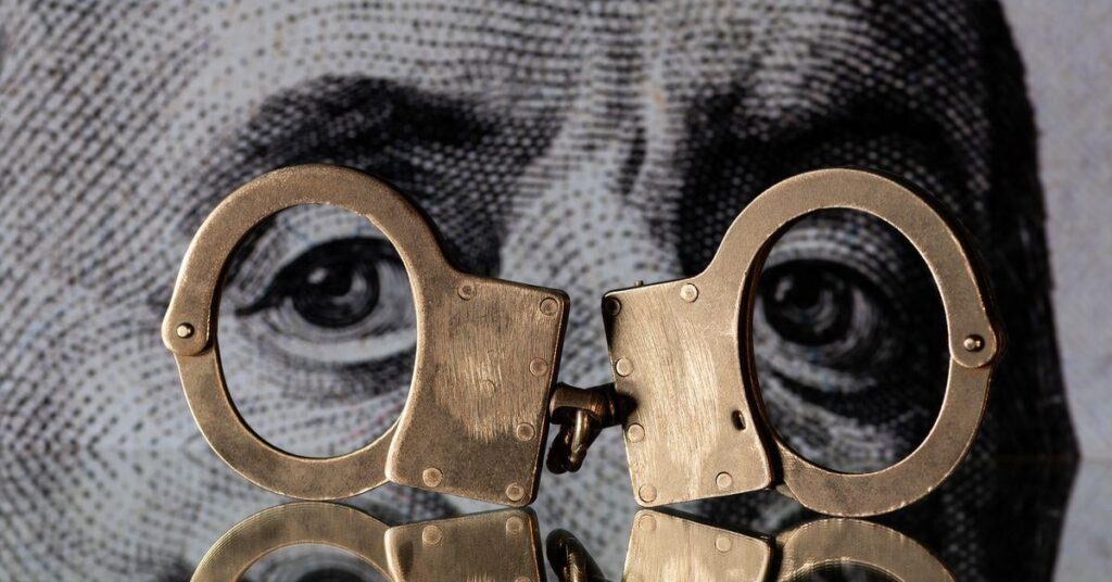 Wenn Menschen bezahlt werden, um andere zu bestrafen, ist es tatsächlich weniger wahrscheinlich, dass alle zusammenarbeiten. Dies hat Auswirkungen auf private, gewinnorientierte Gefängnisse, quotenbasierte Polizeiarbeit und zivile Vermögensverlust-wenn die Strafverfolgung Eigentum beschlagnahmt, auch ohne den Eigentümer eines Verbrechens zu beschuldigen oder zu verurteilt. Wenn Menschen bezahlt werden, um andere zu bestrafen, ist es tatsächlich weniger wahrscheinlich, dass alle zusammenarbeiten. Dies hat Auswirkungen auf private, gewinnorientierte Gefängnisse, quotenbasierte Polizeiarbeit und zivile Vermögensverlust-wenn die Strafverfolgung Eigentum beschlagnahmt, auch ohne den Eigentümer eines Verbrechens zu beschuldigen oder zu verurteilt.