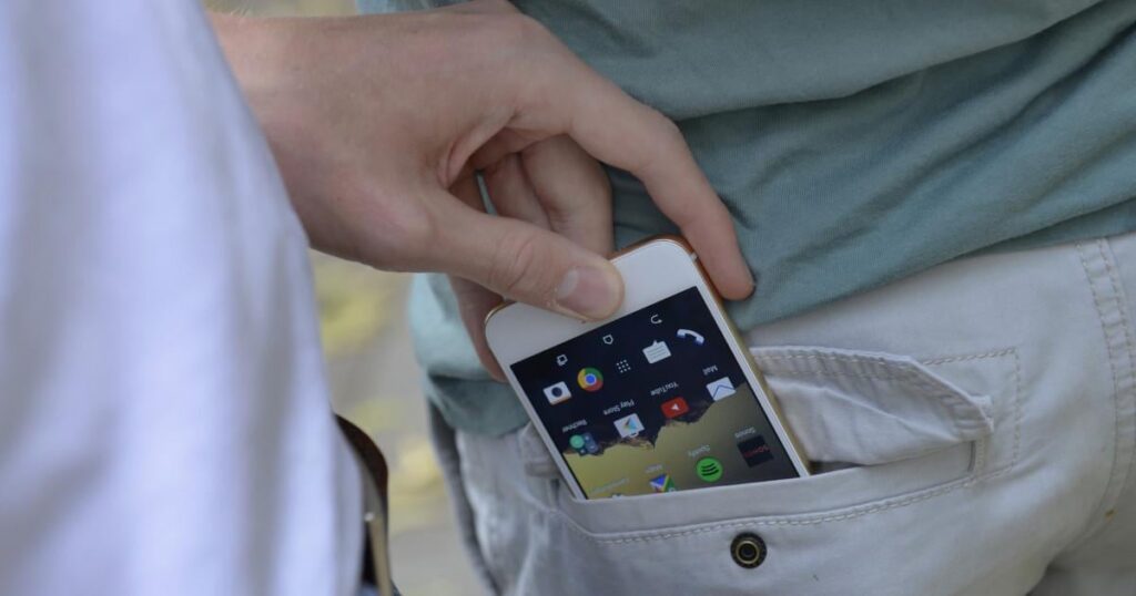 Ein Mann stahl ein Telefon aus einem Einkaufszentrum und leistete in zwei Tagen Zahlungen von 269.948 LEI auf dem Konto der Verletzten Ein Mann stahl ein Telefon aus einem Einkaufszentrum und leistete in zwei Tagen Zahlungen von 269.948 LEI auf dem Konto der Verletzten