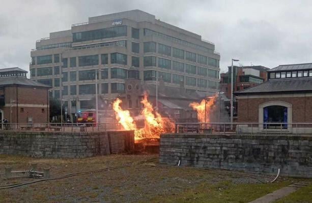 Rettungsdienste, die sich mit Feuer im George's Dock in Dublin befassen