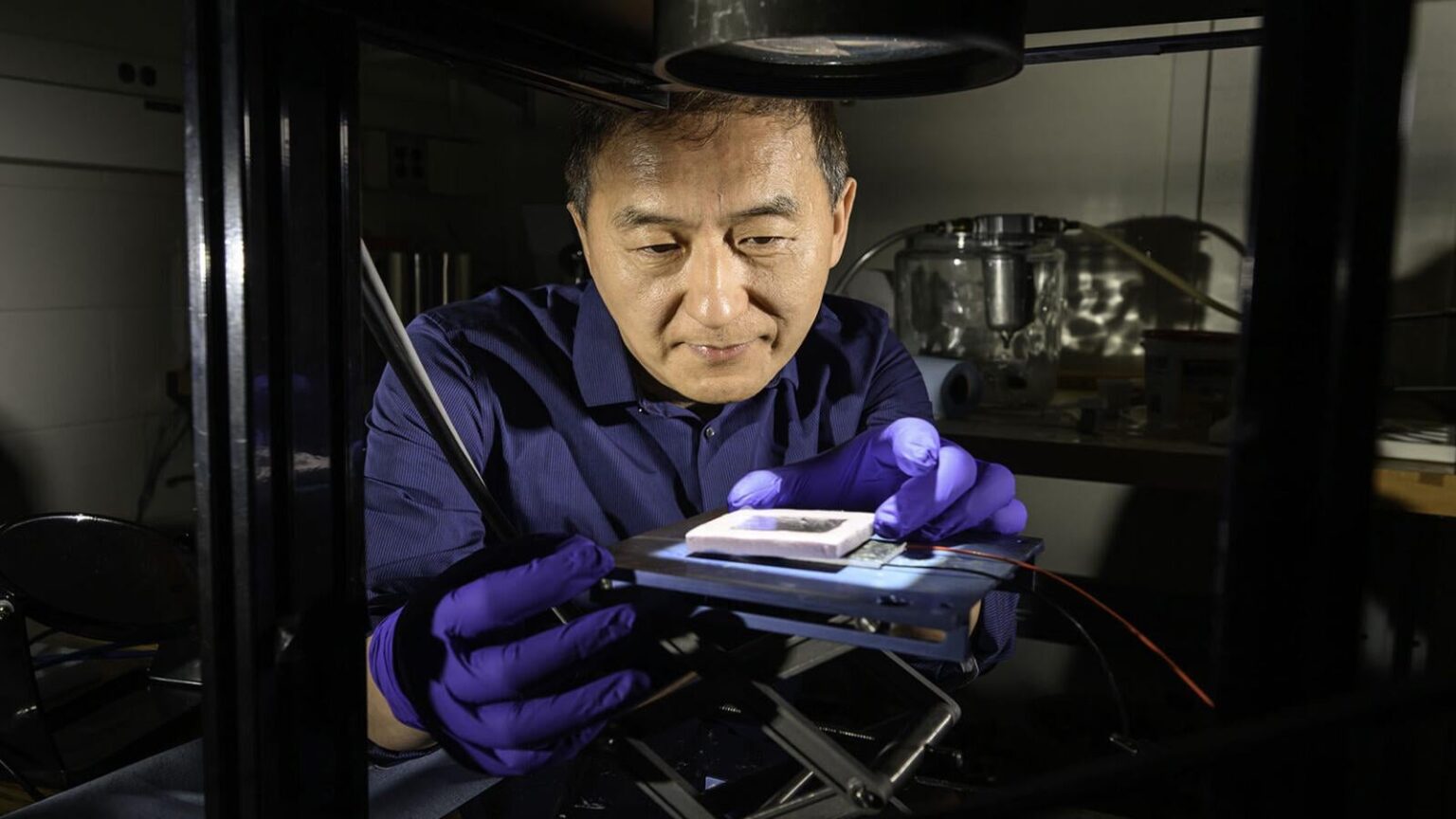 Laserblastete 'Black Metal' könnte die Solartechnologie 15-mal effizienter gestalten. Im Gegensatz zu Solarmodulen können Solarthermoelektrikeratoren Wärme von jeder Quelle in Strom umwandeln. Aber die schlechte Effizienz hat die Technologie bisher zurückgehalten.