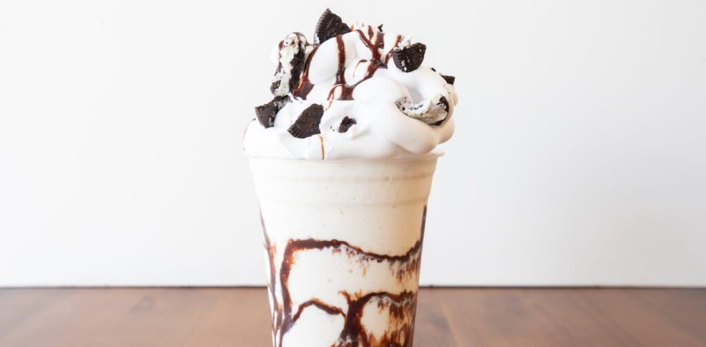 Wissenschaftler fütterten Menschen mit 130 g Fett einen Milchshake, um zu sehen, was es mit ihrem Gehirn angetan hat. Die Studie legt nahe, dass selbst eine einzelne motive Mahlzeit den Durchblutung des Gehirns beeinträchtigen könnte und möglicherweise das Risiko für Schlaganfall und Demenz erhöht. Dies war bei älteren Erwachsenen stärker ausgeprägt, was darauf hindeutet, dass sie möglicherweise anfälliger sind. Wissenschaftler fütterten Menschen mit 130 g Fett einen Milchshake, um zu sehen, was es mit ihrem Gehirn angetan hat. Die Studie legt nahe, dass selbst eine einzelne motive Mahlzeit den Durchblutung des Gehirns beeinträchtigen könnte und möglicherweise das Risiko für Schlaganfall und Demenz erhöht. Dies war bei älteren Erwachsenen stärker ausgeprägt, was darauf hindeutet, dass sie möglicherweise anfälliger sind.