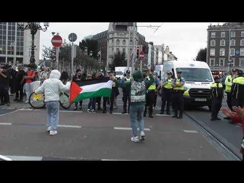 O'Connell Bridge blockiert von pro-palestinischen Demonstranten während der Hauptverkehrszeit