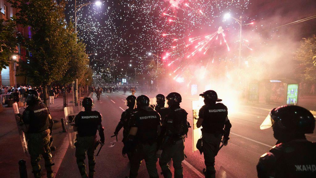 Demonstranten in Serbiens Nord -Abriss -Regierungsparteibüros