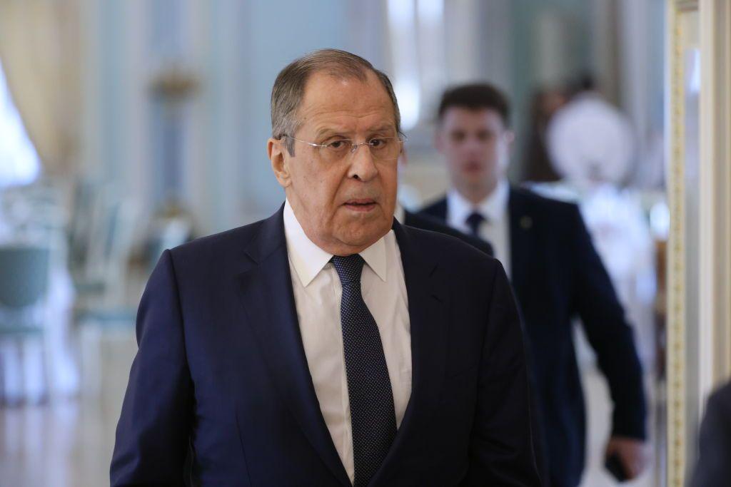 Russlands Lavrov kommt in Alaska vor Trump-Putin-Gipfel mit 'UdSSR' Sweatshirt an