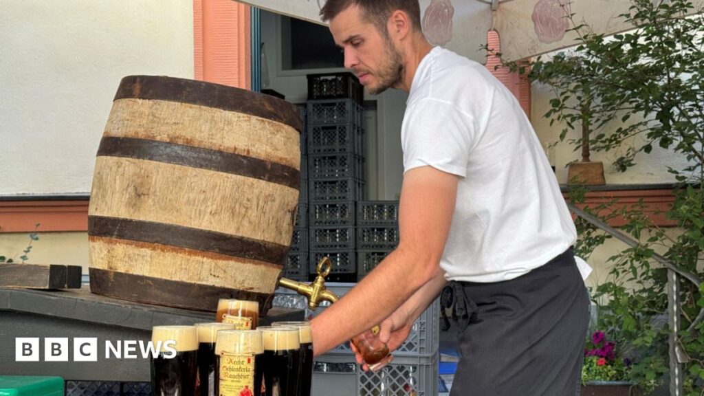 Junge Deutsche genießen alkoholfreies Bier, wenn der Lagerverkauf flach fällt