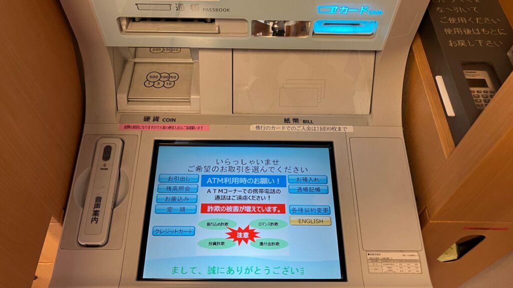 Die Präfektur Osaka setzt die erste landesweite Verordnung, die ältere Menschen daran hindert, Telefonanrufe beim Betrieb von Geldautomaten zu tätigen