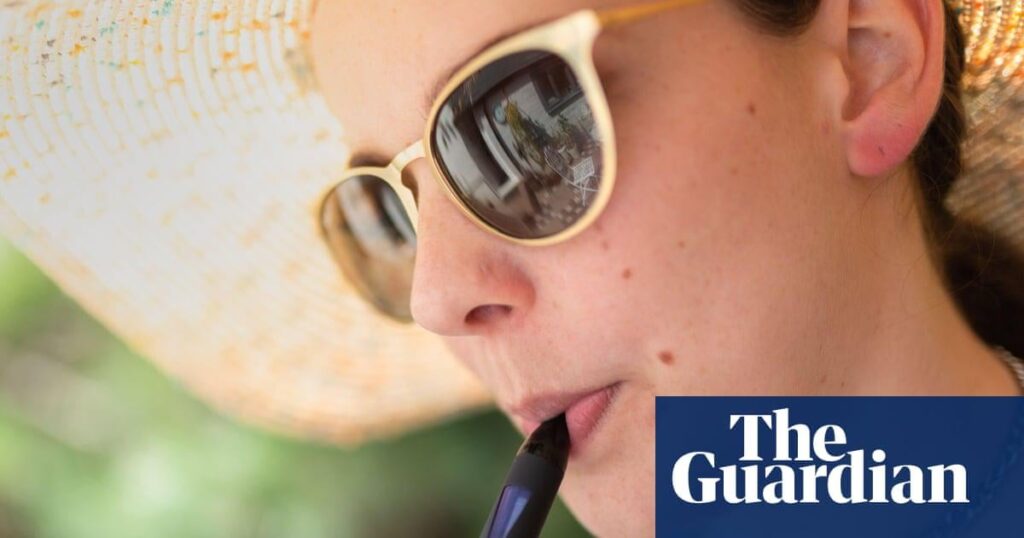 Young Vape -Nutzer, die dreimal so wahrscheinlich mit dem Rauchen beginnen, studieren Studien: Überprüfung warnt E -Zigaretten könnten als Tor zum Rauchen wirken und sind auch mit höherem Asthma- und anderen Gesundheitsrisiken verbunden.