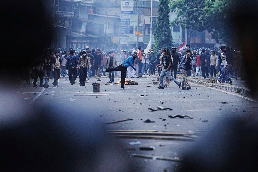 Gewalttätige Proteste in Indonesien. Die Demonstranten stellten parlamentarische Gebäude in Brand, stürmten die Polizeibüros und stellten mehrere Autos in Brand, als Reaktion auf die übertriebenen Gehälter der Parlamentarier und auf den Tod einer Entbindung einer Polizei.