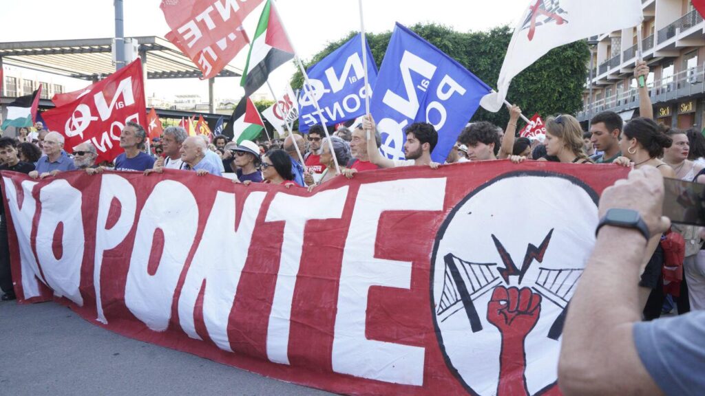 Tausende marschieren gegen den Plan, eine massive Brücke zu bauen, die Sizilien mit dem italienischen Festland verbindet Tausende marschieren gegen den Plan, eine massive Brücke zu bauen, die Sizilien mit dem italienischen Festland verbindet