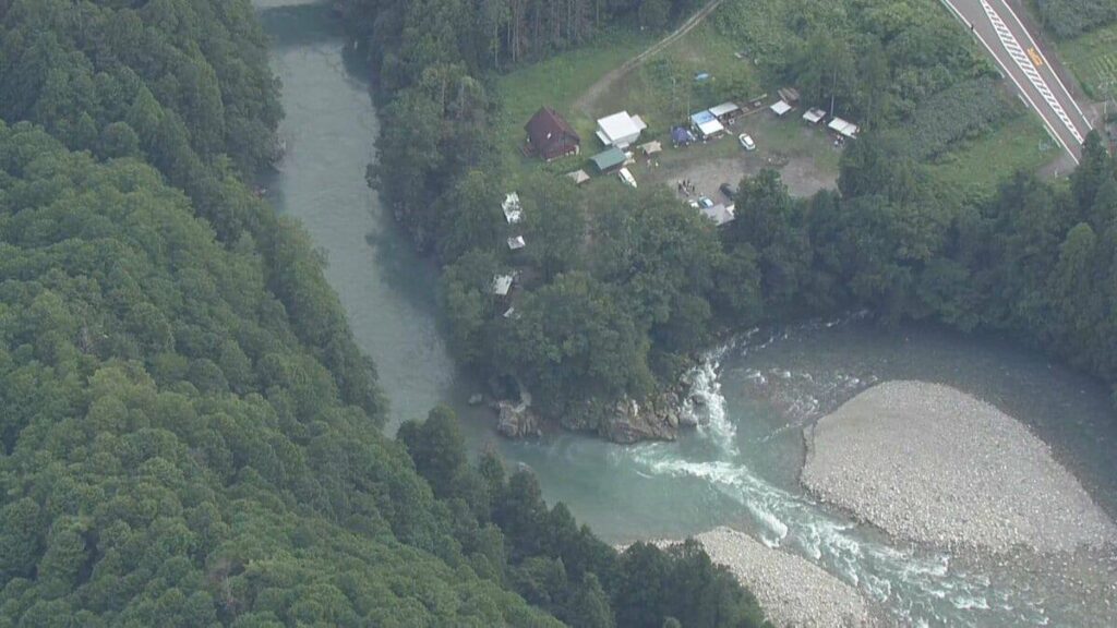 Ein Mann in den Zwanzigern wurde mit seinen Freunden im Itadori River in Horado, Seki City, der Präfektur Gifu, mit seinen Freunden vermisst. Der Wasserstand war doppelt so groß wie bei starkem Regen. Ein Mann in den Zwanzigern wurde mit seinen Freunden im Itadori River in Horado, Seki City, der Präfektur Gifu, mit seinen Freunden vermisst. Der Wasserstand war doppelt so groß wie bei starkem Regen.