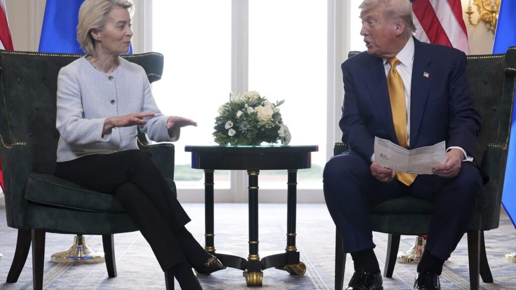 Die US-amerikanischen und die EU veröffentlichen ein Rechenschaftsumfeld ihres Handelsabkommens, die eine Einfuhrsteuer von 15% für 70% der europäischen Waren vorliegen. Die EU muss Gesetze einführen, um ihren Markt für US-Produkte zu eröffnen