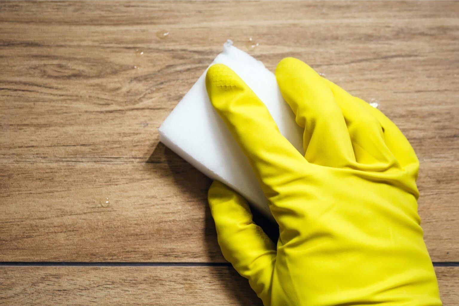 "Magic" -Reinigungsschwämme, die Billionen mikroplastischer Fasern freisetzen