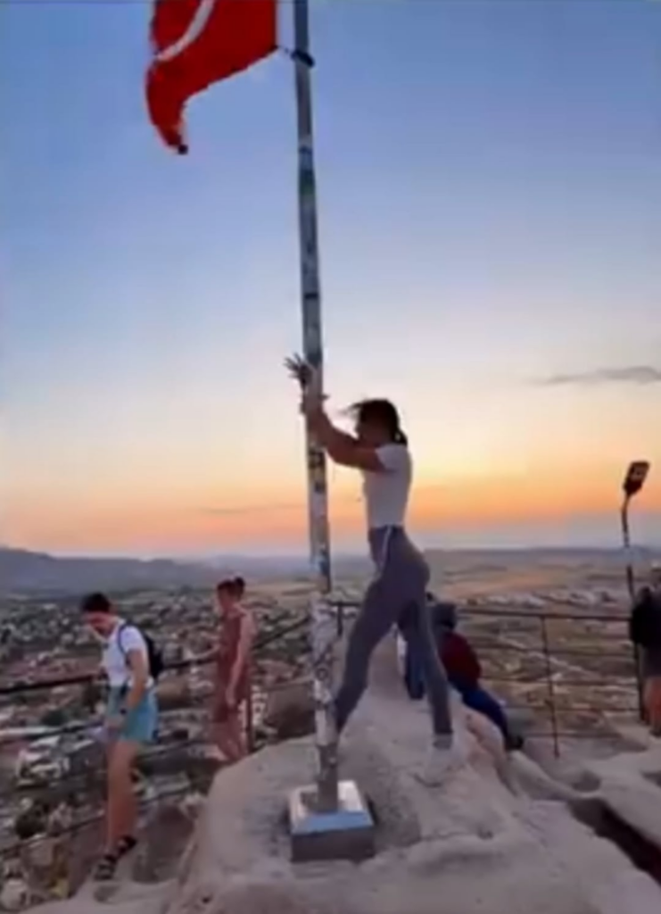 Nevşehir Gouverneurship startete eine Untersuchung über den Touristen, der einen direkten Tanz in der Pole machte, wo die türkische Flagge hängt