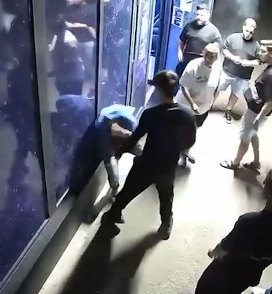 Gewalttätige Szenen in Bacău! VIDEO. Ein 16 -jähriger Boxermedaillengewinner bei European hat einen weiteren kleinen Athleten auf der Straße geschlagen und ihn ins Krankenhaus gebracht