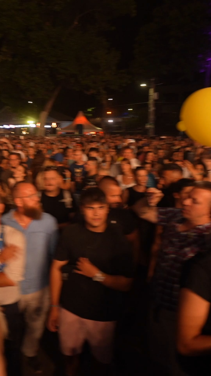 MP Party bei Majkas Konzert, bei dem der Darsteller eine wichtige Botschaft an das Publikum übergab