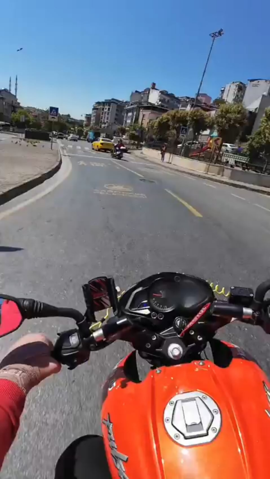 Motorradfahrer in Istanbul vor dem Motorradfahrer: "Hilf Bruder, diese sind Verrückte."