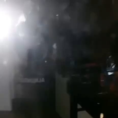 Nachdem die Polizei in die Universität von Philosophie in Serbien eingebrochen ist, foltern die Studenten der Philosophie sie, indem sie nachts den ungarischen Künstler Dögös Robi spielen.