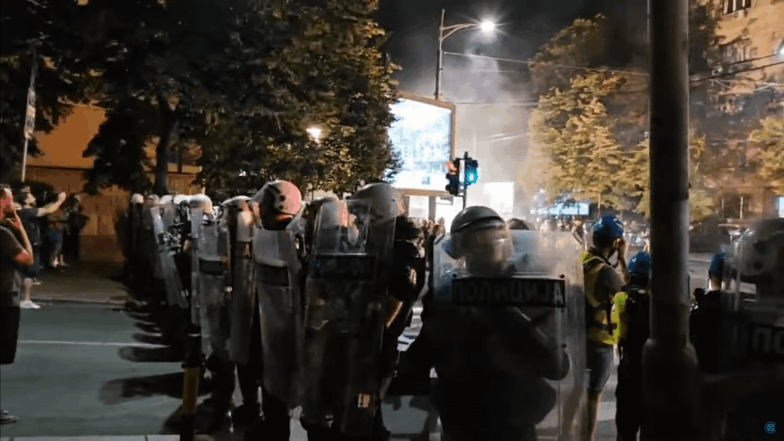 Die serbische Polizei schützt staatlich gesponserte Hooligans vor Studenten und Professoren