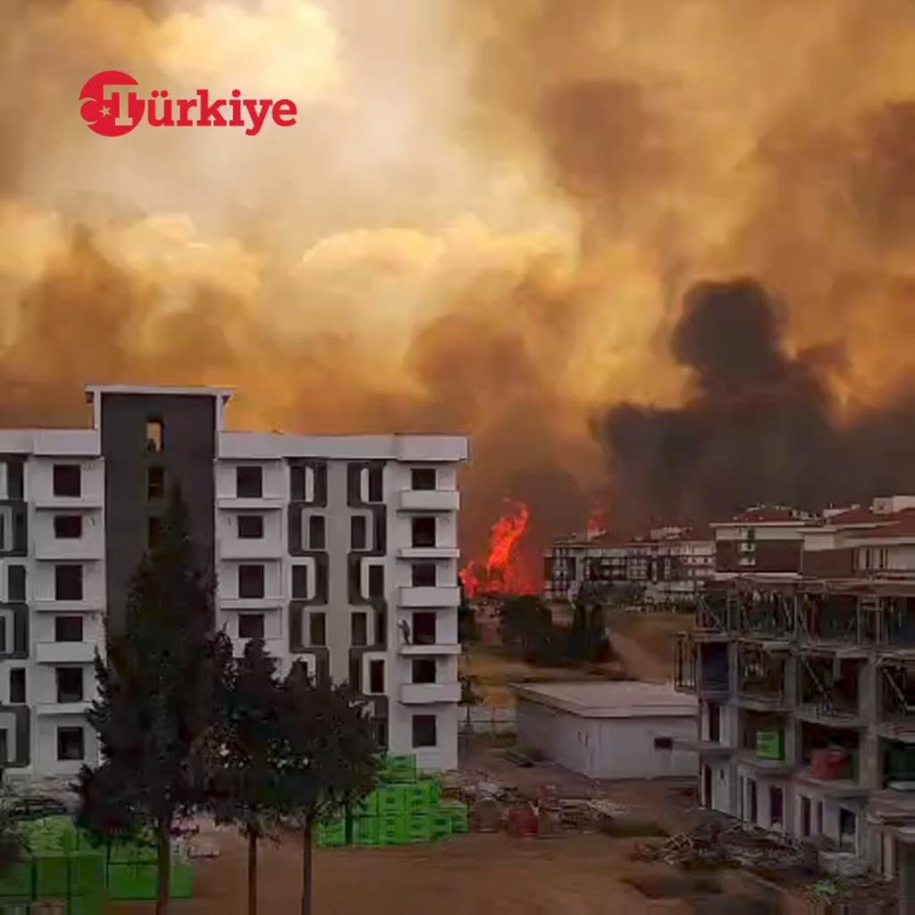 Das Waldbrand in Çanakkale nähert sich den Siedlungen.