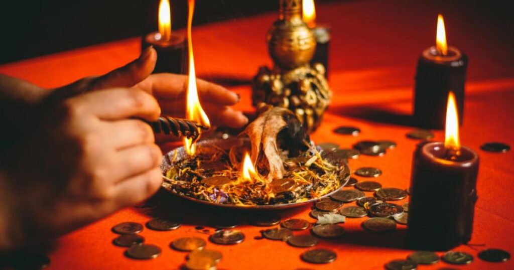 Zwei "Hexen" aus Bukarest, festgehalten, nachdem sie eine Frau mit über 30.000 Euro für "zusammen" Rituale betrogen hatten