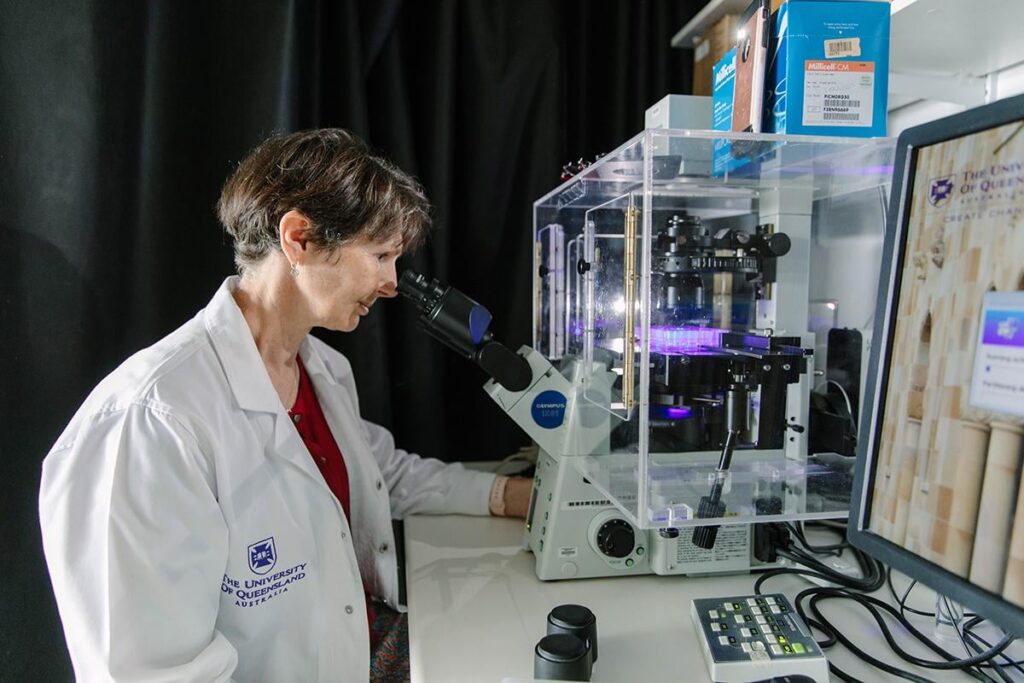 Forscher haben einen kritischen Zusammenhang zwischen dem Abfallsystem des Gehirns und der frühen Neurondegeneration bei Alzheimer-Krankheit entdeckt. Die Studie zeigt, dass die ersten Neuronen, die in Alzheimer sterben, auch den Flüssigkeitsfluss regulieren, der für die Klärung von Hirntoxinen essentiell ist. Forscher haben einen kritischen Zusammenhang zwischen dem Abfallsystem des Gehirns und der frühen Neurondegeneration bei Alzheimer-Krankheit entdeckt. Die Studie zeigt, dass die ersten Neuronen, die in Alzheimer sterben, auch den Flüssigkeitsfluss regulieren, der für die Klärung von Hirntoxinen essentiell ist.