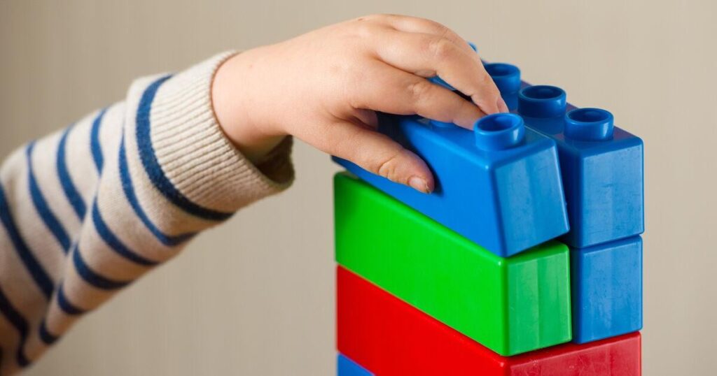 Fast 900 Kinderbetreuer sind gebilligt, die Gebühren trotz staatlicher Finanzierung zu erhöhen