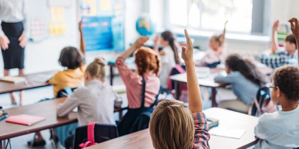 Helle Kinder aus Häusern mit niedrigem Einkommen verlieren in der frühen Sekundarschule den kognitiven Vorteil
