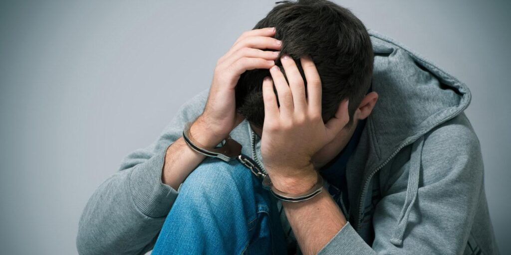 Aufmerksamkeitsprobleme im Kindesalter können die Voraussetzungen für die Kriminalität bei Jugendlichen schaffen. Unter Verwendung einer großen, national repräsentativen US -Stichprobe ergab die Studie, dass Kinder mit höheren Werten für Aufmerksamkeitsprobleme im Alter von 9 Jahren eher Zigaretten rauchten und bis zum Alter von 15 Jahren delinquentes Verhalten betreiben.
