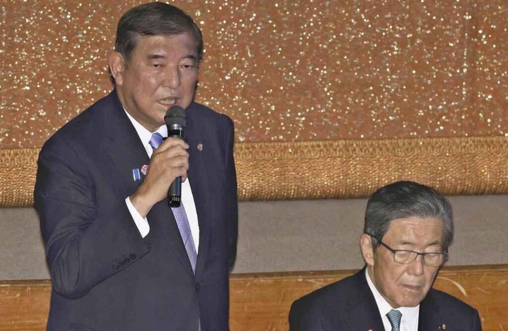 Mauern in der Nähe von Ishiba bei der Generalversammlung von LDP, wobei der PM gegenüberliegt der Sturz
