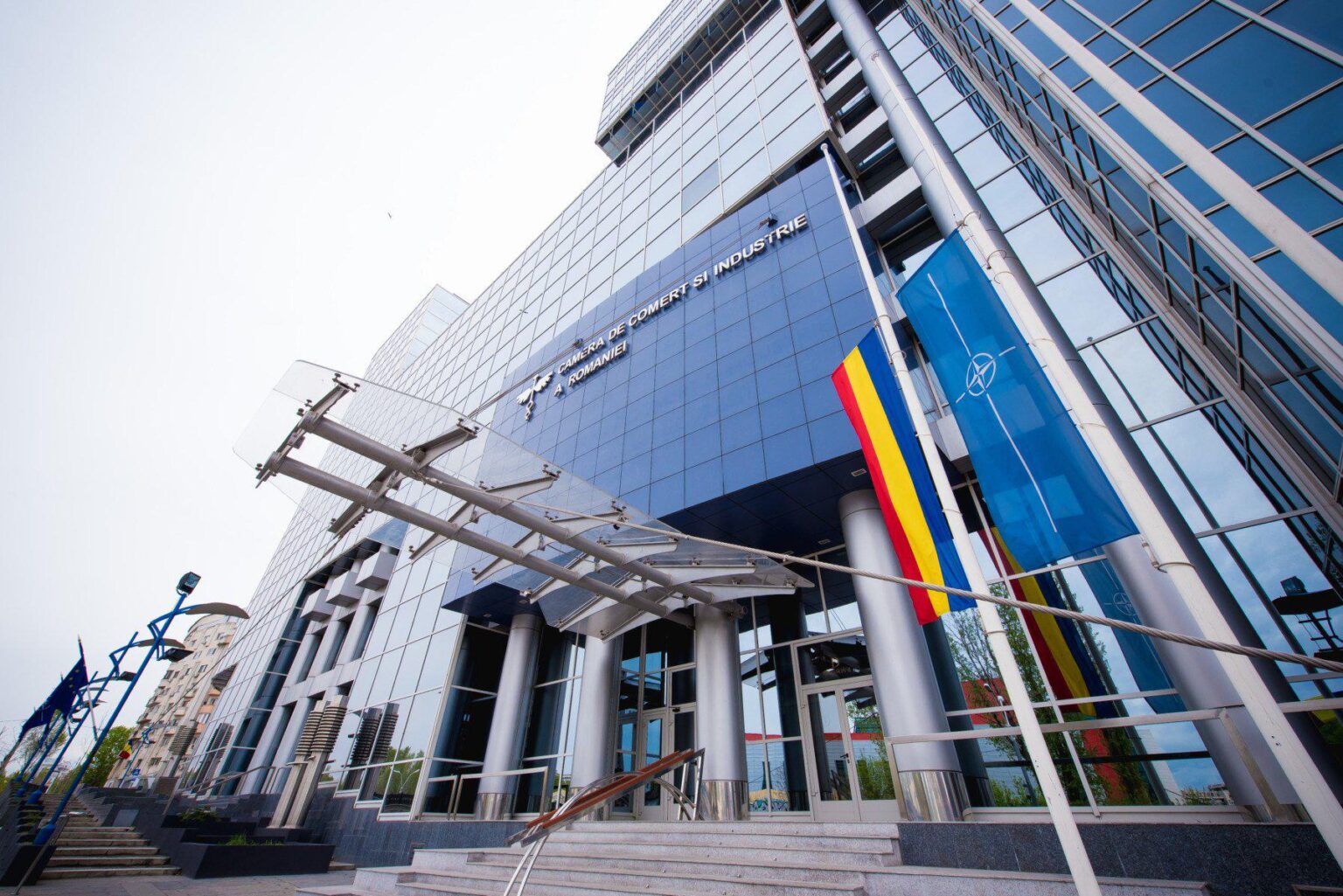 Ausschließlich zahlt der High Court eine Miete von 182.000 Euro pro Monat an die Handelskammer für den vorläufigen Hauptsitz in Bukarest / CSM zahlt eine monatliche Miete von fast 40.000 Euro